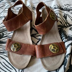 Leather Taos Wedged Sandals size 39 gently used